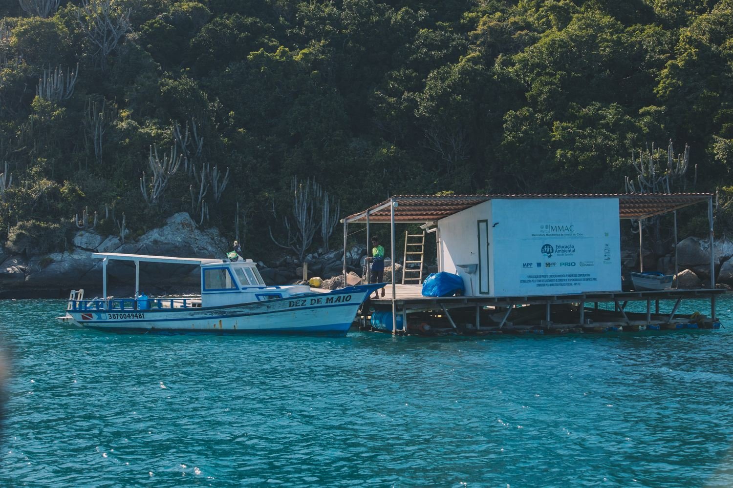 Barco e estrutura flutuante na fazenda marinha