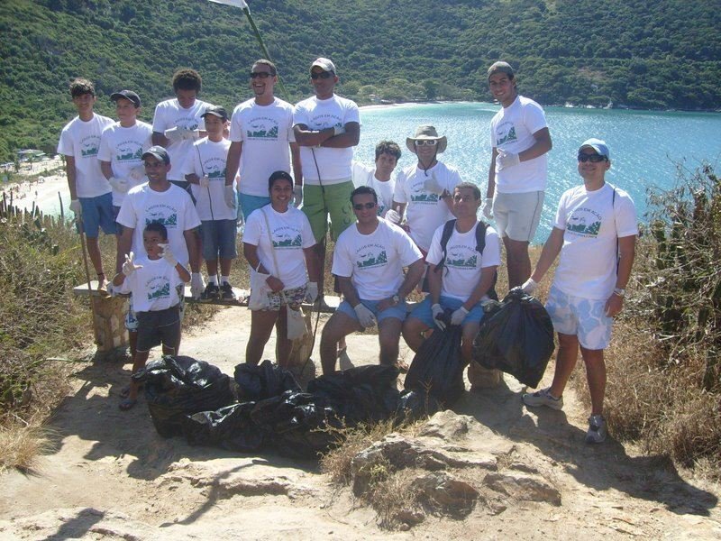 Grupo e resíduos recolhidos pelo Projeto Praia Limpa em 2008