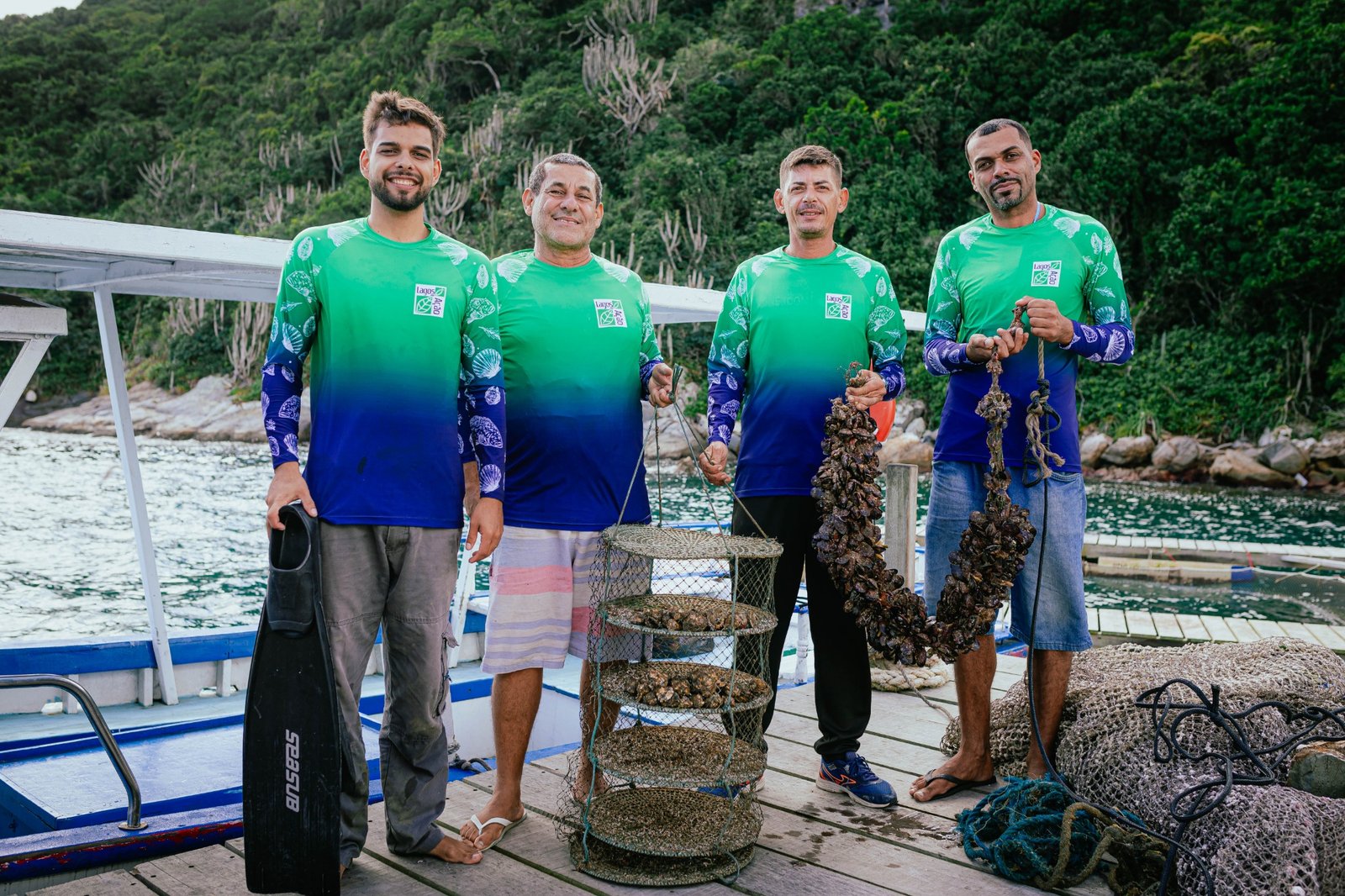 Parte da equipe da Lagos em Ação na fazenda marinha de Arraial do Cabo